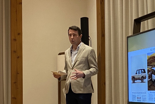 로빈 콜건 재규어랜드로버코리아 대표가 25일 강원 홍천 세이지우드에서 올 뉴 레인지로버를 소개하고 있다. 장우진 기자